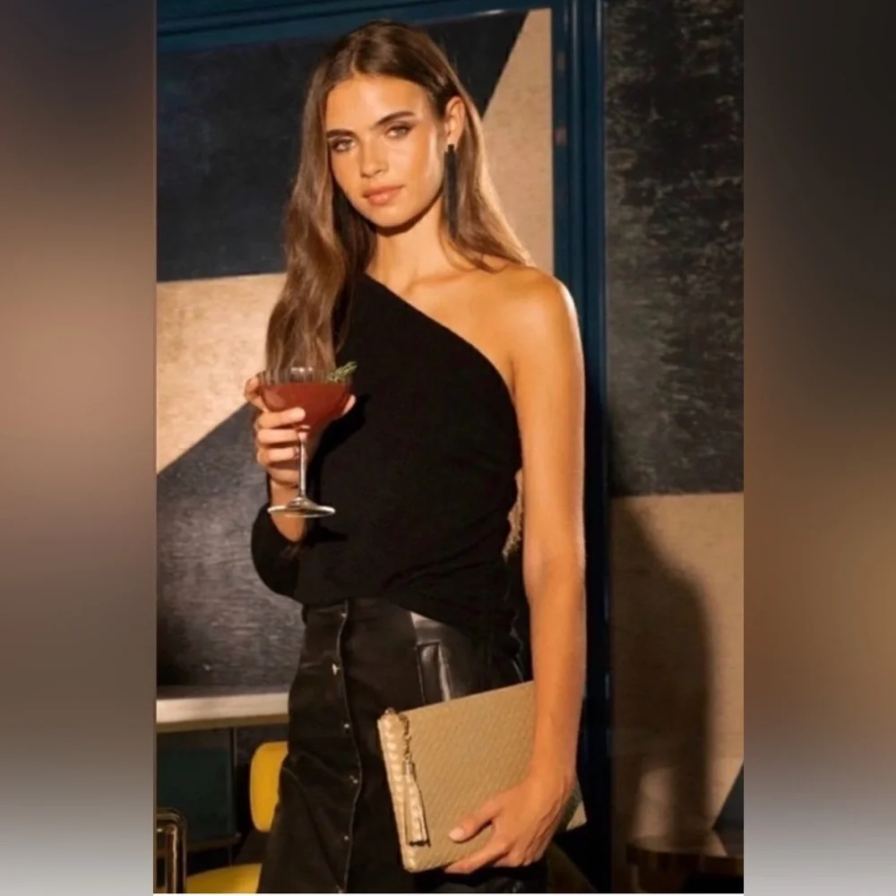 Chic and classy Virginia Wolf gold woven clutch - Picture 3 of 12